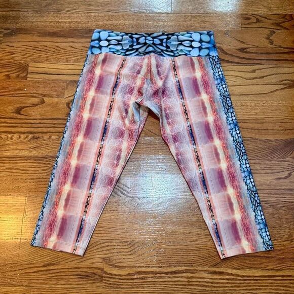 The OM Collection Capri Leggings. Size Medium. - Picture 4 of 7